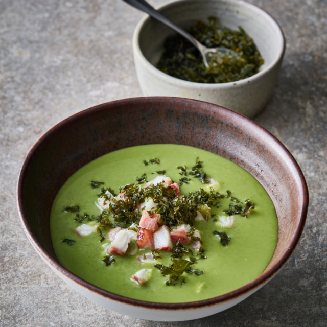 Boerenkoolsoep met gerookte paling en gefrituurde boerenkool